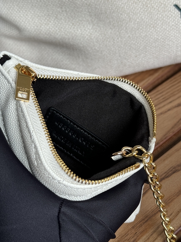 イヴサンローラン財布着用イメージ